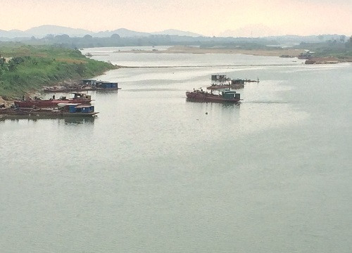 Thanh Hóa: Bắt 5 tàu “cát tặc” trên sông Mã