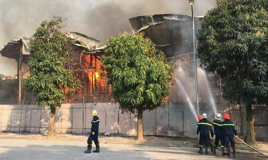 Hà Nội: Cháy lớn tại khu nhà xưởng trên đường Võ Chí Công
