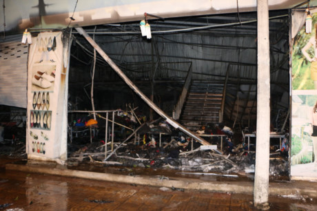 Bình Phước: Cháy cửa hàng giầy dép, 2 mẹ con tử vong