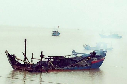 Thanh Hóa: 3 tàu cá bốc cháy dữ dội