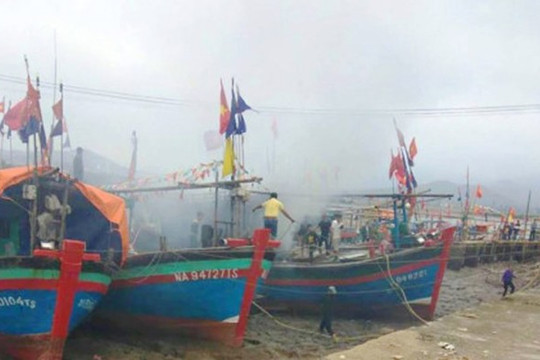 Nghệ An: Tàu cá bốc cháy dữ dội nghi do chập điện