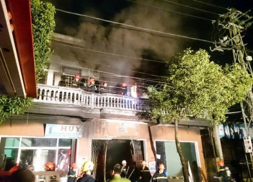 TP Huế: Cháy cơ sở làm khung ảnh giữa đêm