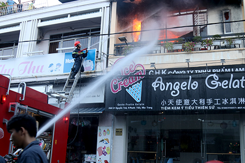 Nha Trang: Cháy lớn tại quán kem, khách hàng hoảng loạn