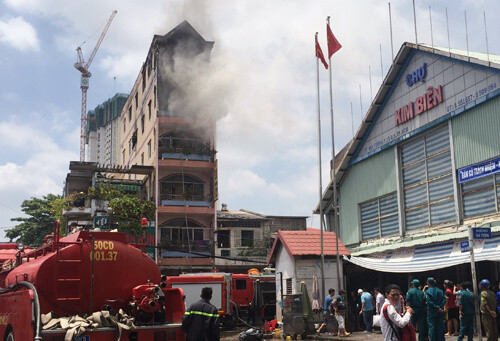 TP HCM: Cháy nhà 5 tầng cạnh chợ Kim Biên