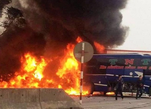 Thanh Hóa: Cháy ô tô khách và xe container trên QL1A