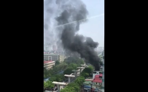 Cầu Giấy, Hà Nội: Cháy cửa hàng chăn ga, nhiều cửa hàng hoảng sợ