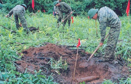 Việt Nam còn sót lại 800 nghìn tấn bom đạn sau chiến tranh