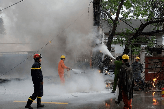 Hà Nội: Tủ điện trên đường Hoàng Hoa Thám bốc cháy dữ dội