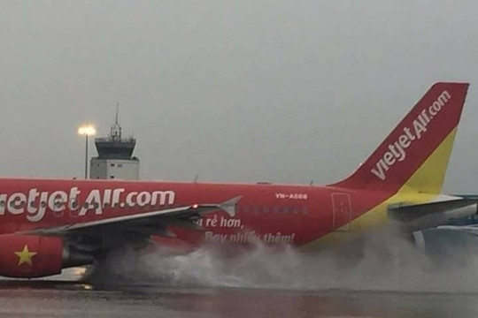 TP HCM: Hàng chục chuyến bay bị chậm, hủy chuyến do mưa lớn