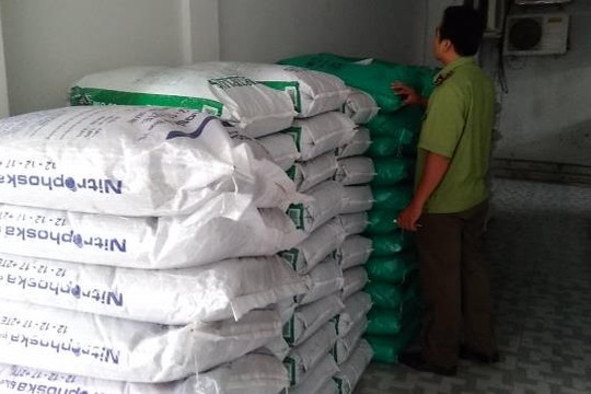Vĩnh Long: Phát hiện 5 tấn phân do nước ngoài sản xuất không chứng từ