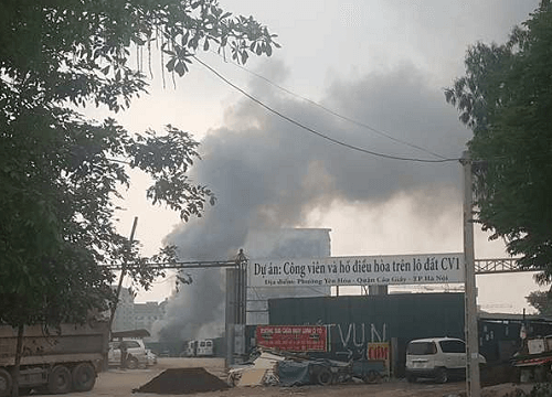 Hà Nội: Cháy lớn tại kho hàng trên đường Phạm Hùng