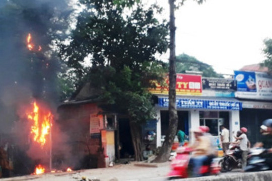 Thừa Thiên – Huế: Cột điện gần chợ cháy dữ dội, tiểu thương “hú vía”
