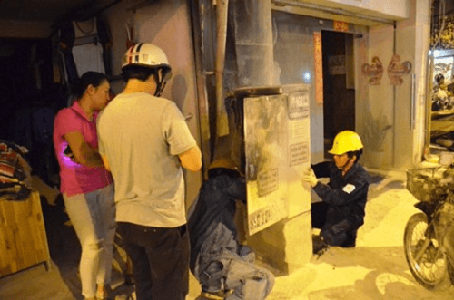 Tủ biến áp bốc cháy trong đêm tại TP.Hồ Chí Minh
