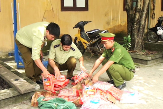 Lào Cai: Bắt giữ gần 100 kg xúc xích, chả cá không rõ nguồn gốc