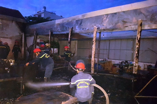 Đà Nẵng: Cháy rụi quán lẩu dê vì chập quạt điện