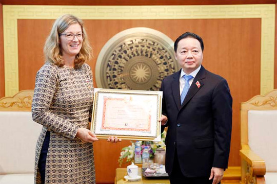 Bộ trưởng Trần Hồng Hà tặng Kỷ niệm chương “Vì sự nghiệp TN&MT” cho Giám đốc UNDP Việt Nam