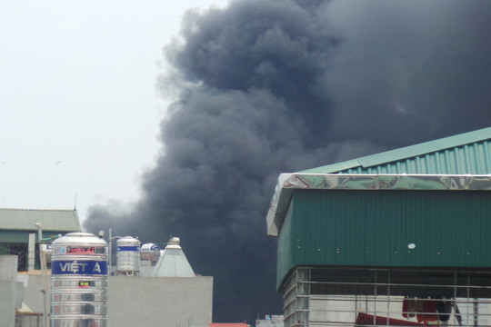Hà Nội: Cháy xưởng nhựa phế thải, khói bốc đen kịt