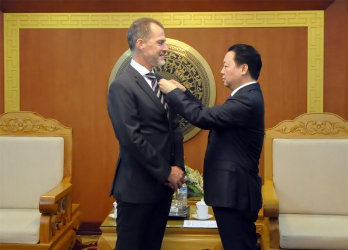 Bộ trưởng Trần Hồng Hà trao Kỷ niệm chương “Vì sự nghiệp Tài nguyên và Môi trường”