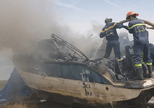 Đà Nẵng: Cano bốc cháy khói cao hàng chục mét