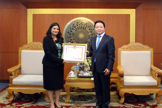 Bộ trưởng Trần Hồng Hà trao kỷ niệm chương vì sự nghiệp Tài nguyên và Môi trường cho Bà Anjali Acharya