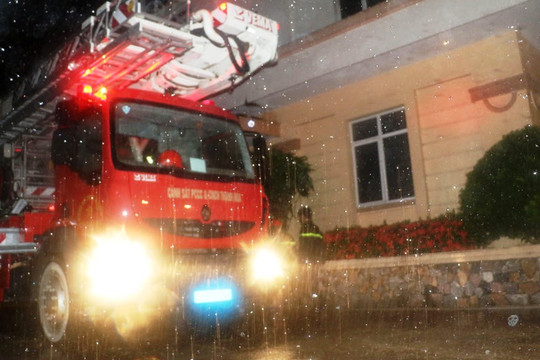 Thanh Hóa: “Bà hỏa” ghé thăm tòa nhà Viettel trong đêm mưa bão