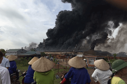 Bắc Giang: “Bà hỏa” thiêu rụi Nhà máy gạch Thạch Bàn
