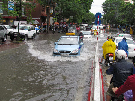 Cảnh báo ngập lụt tại một số khu vực nội thành Hà Nội