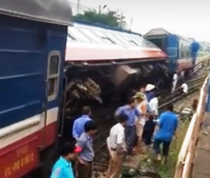 Tàu hỏa chở hơn 100 người từ Lào Cai về Hà Nội bị trật bánh