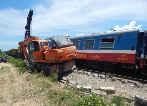 Quảng Bình: Tàu hỏa lật sau cú tông vào máy xúc, hành khách hoảng loạn