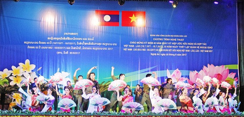 Chương trình nghệ thuật ca ngợi tình đoàn kết hữu nghị Việt – Lào