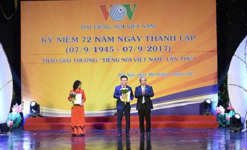 Ca sĩ Hoàng Tùng nhận giải thưởng “Tiếng nói Việt Nam” lần thứ nhất