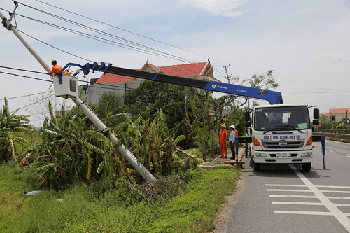 121 thợ điện từ các tỉnh miền Trung – Tây Nguyên đã đến Quảng Bình hỗ trợ xử lý sự cố sau bão