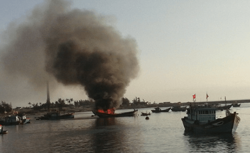 Quảng Ngãi: Hai tàu cá bốc cháy dữ dội, thiệt hại 7 tỷ đồng