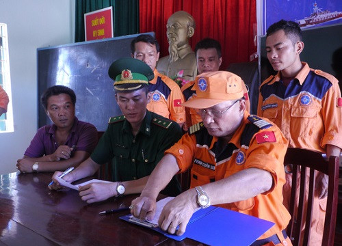 Bình Định: Đưa 3 ngư dân trên tàu cá gặp nạn vào bờ an toàn