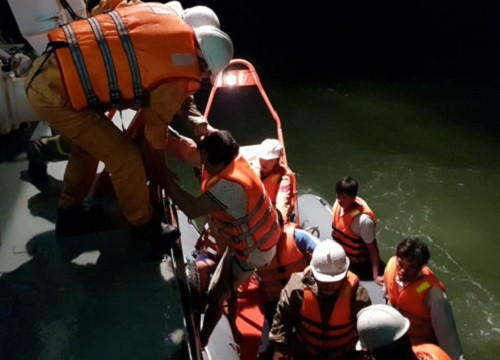 Vũng Tàu: Cứu 5 thuyền viên tàu cá chìm ngoài khơi