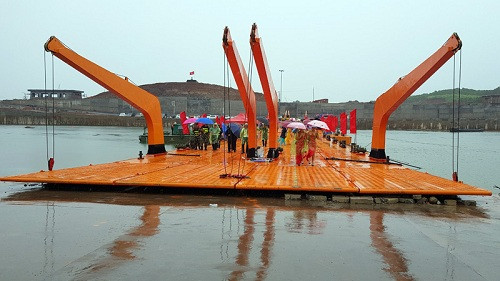 Quảng Ninh: Hợp long cầu phao tạm trên sông biên giới Móng Cái-Đông Hưng