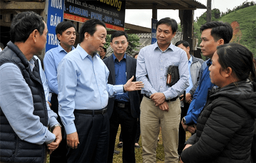 Bộ trưởng Trần Hồng Hà kiểm tra thực địa và chia sẻ khó khăn với người dân vùng lũ tại Đà Bắc