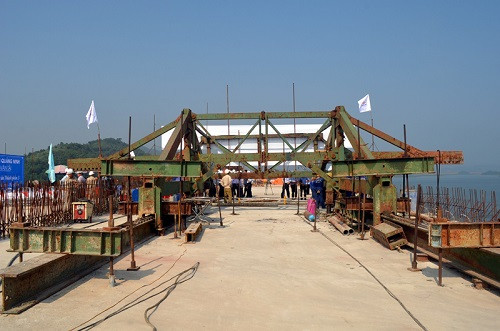 Hợp long cầu Cẩm Hải trên tuyến cao tốc Hạ Long-Vân Đồn
