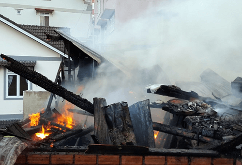 Gần 50 Cảnh sát phòng cháy chữa cháy nỗ lực cứu ngôi nhà gỗ