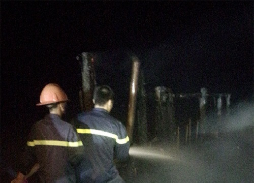 Tàu cá bốc cháy trong đêm tại cảng cá Hoằng Trường
