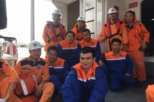 Ứng cứu 12 thuyền viên gặp nạn khu vực Cửa Lò
