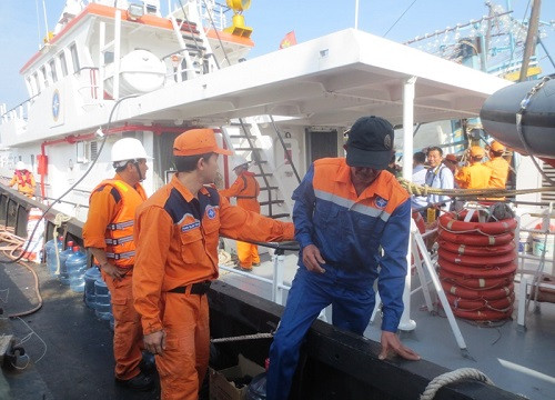 10 thuyền viên tàu cá Bình Thuận gặp nạn trên biển được đưa vào bờ an toàn