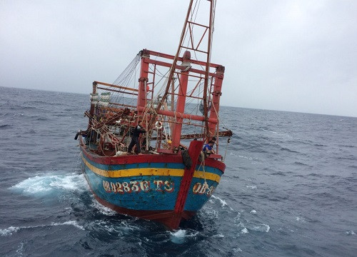 Cứu nạn thành công tàu cá và 9 thuyền viên trôi dạt trên biển