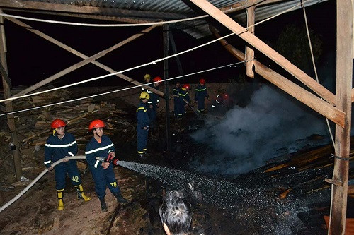 “Bà hỏa” ghé thăm kho gỗ thiệt hại gần trăm triệu đồng