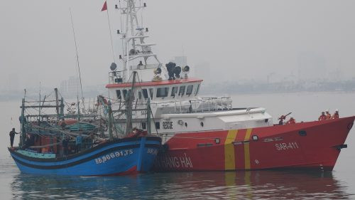 Vượt sóng lớn cứu 7 thuyền viên gặp nạn trên biển