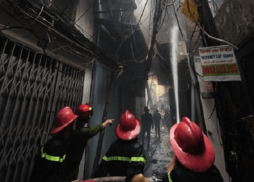 Lực lượng Cảnh sát PCCC nỗ lực giải cứu 4 người thoát khỏi đám cháy lớn