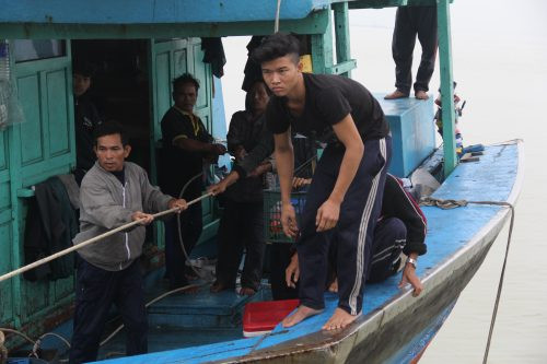 Vùng 3 Hải quân cứu 16 ngư dân gặp nạn khi đang đánh bắt cá trên biển