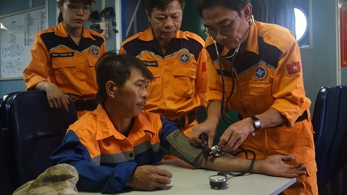 Đà Nẵng: Kịp thời cứu 4 thuyền viên cùng tàu cá gặp nạn trên biển