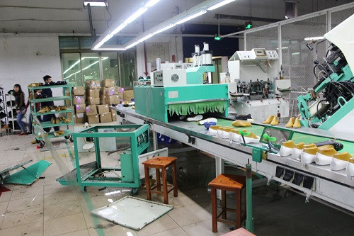 Uông Bí (Quảng Ninh) nổ lớn ở công ty giầy da, 5 công nhân bị thương
