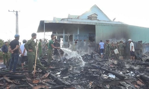 “Chập điện” gây cháy hai ngôi nhà